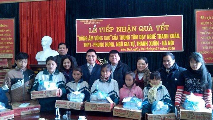 Trung tâm dạy nghề Thanh Xuân Lãnh đạo trung tâm Dạy nghề Thanh Xuân trao quà cho các em nhỏ huyện Yên Bình