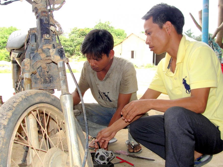Thoát nghèo từ học sửa xe máy