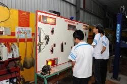 Sửa chữa ô tô: Nghề “hot”, lương cao, công việc ổn định